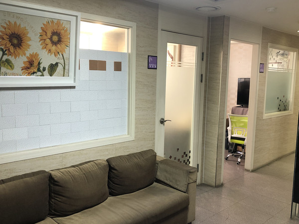 ​The interior of theBaekje Oriental Clinicin eastern Seoul.Director Kang of theclinic aims to reachout Koreans and foreignerswith hemorrhoidpills.The interior of theBaekje Oriental Clinicin eastern Seoul.Director Kang of theclinic aims to reachout Koreans and foreignerswith hemorrhoidpills.