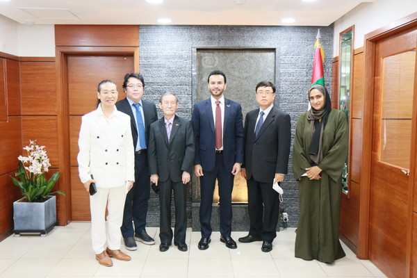 This photo shows Ambassador Al Nuaimi (fourth from left) posing with Publisher Lee (third from left). The others are Editor Kevin Lee and First Secretary Ms Mohrah Aldhanhani (fifth and sixth from left). At left is Vice Chairman Bae Hee-kwon (artist) and Deputy Editor Sung Jung-wook (second from left).