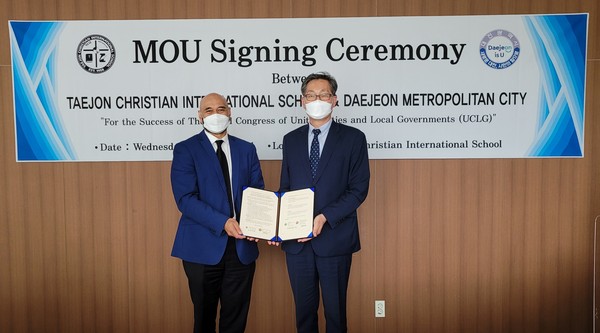 유득원 기획조정실장(오른쪽)과 대전외국인학교 총교장 마이클 모이모이(Michael Moimoi) 