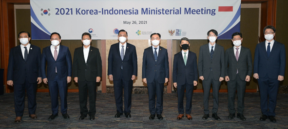 Korea’s Trade, Industry and Energy Minister Moon Sung-wook (center) attends the 2021 Korea-Indonesia ministerial meeting in Seoul, on May 26.