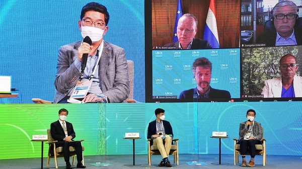 SK종합화학 나경수 사장(왼쪽 상단 첫번째, 우측 하단 첫번째)이 5월 31일 서울 녹색미래 정상회의 ‘순환경제 세션’에 참석해 패널 토론을 진행하고 있다.