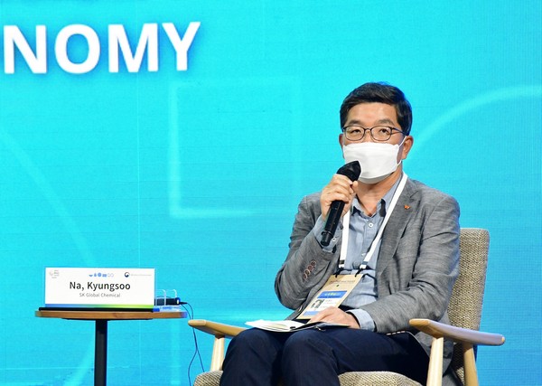 SK Global Chemical CEO Na Kyung-soo participates as a panelist at the Circular Economy Session of the 2021 P4G Seoul Summit.