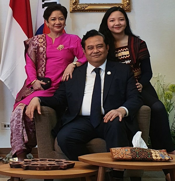 주한 인도네시아 대사 하디 (가운데), 자녀 라타나 아이니 하디(오른쪽), 대사부인 시티 닐라 퓨어나마 하디 기념촬영