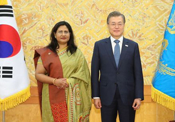 President Moon Jae-in (right) poses with Ambassador Abida Islam of Bangladesh in Seoul after the presentation of her credentials at Cheong Wa Dae on January 31, 2018.