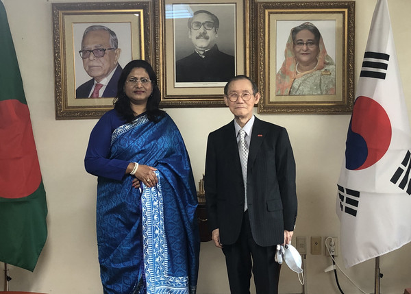 Ambassador Abida Islam of Bangladesh (left) and Korea Post Publisher Lee Kyung-shik (right) pose for the camera at the Bangladesh Embassy in Seoul.