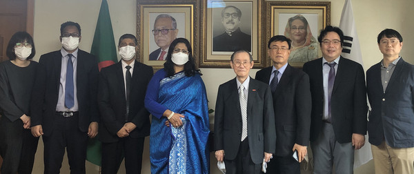 Ambassador Abida Islam of Bangladesh and Korea Post Publisher Lee Kyung-shik (fourth andfifth from left, respectively) pose with members of The Korea Post media and the Embassy of Bangladesh.They are (from left) Reporter Lee Ji, First Secretary Samuel Murmu, CommercialCounsellor Dr. Mizanur Rahman, Managing Editor Kevin Lee, Deputy Managing Editor Sung Jungwook,and Editor Kim Myung-Keun.