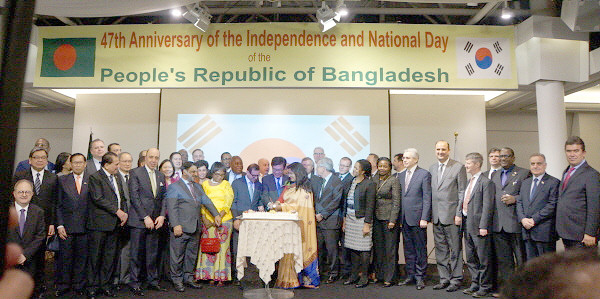 방글라데시 아비다 이슬람 대사 (오른쪽에서 10번째)가 방글라데시 독립 기념일에 여러나라 대사들과 함께 케이크를 자르고 있다.