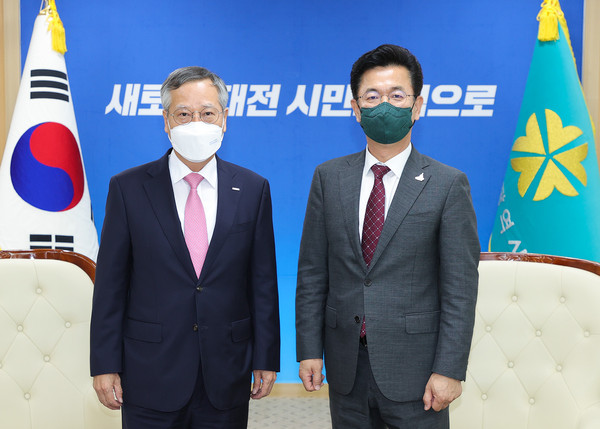 허태정 (오른쪽) 대전시장 - 반장식 조폐공사 사장, 대전시 협력사업 추진 