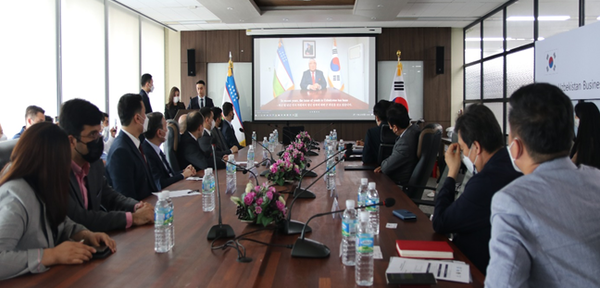 Ambassador Vitaliy Fen of the Republic of Uzbekistan in Seoul speaks to the participants on the official opening of the Representative Office of the World Youth Association of Uzbekistan in Korea in Incheon on May 31, 2021.