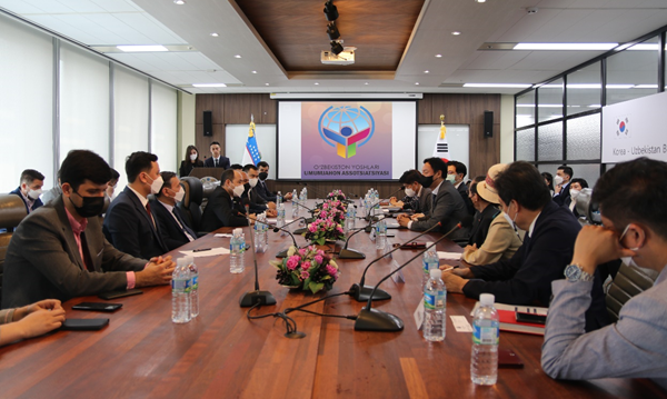Participants in the opening of the Representative Office of the World Youth Association of Uzbekistan listen to a speech of President Edward C.K. Kim of the Korea-Uzbekistan Business Association (seated 5th on the right).