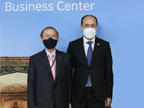 Counsellor Fazliddin Arziev of the Embassy of Uzbekistan in Seoul poses (right) poses with Publisher-Chairman of The Korea Post media.