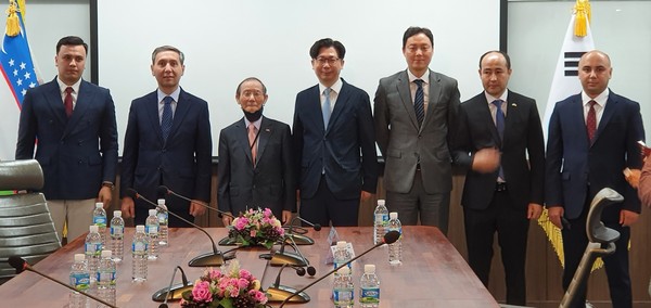 Photo shows Ambassador Jehak Jang for International Relations in the Incheon City (4th from left) with President Edward C.K. Kim of the Korea-Uzbekistan Business Association and Counsellor Arziev Fazliddin of the Embassy of Uzbekistan in Seoul (fifth and sixth from left). Publisher-Chairman Lee Kyung-sik of The Korea Post media is seen third from left.