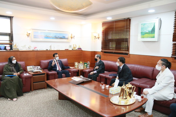 UAE Ambassador Al Nuaimi (second from left) holds an interview with Korea Post Publisher Lee Kyung-sik (center) and other Korea Post staff members at the UAE Embassy in Seoul on May 25.