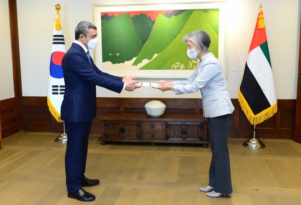 UAE Foreign Minister Abdullah bin Zayed Al Nahyan (left) delivers Crown Prince Mohammed's letter to President Moon Jae-in to the then Foreign Minister Kang Kyung-wha on the occasion of the 40th anniversary of diplomatic ties between the two countries.