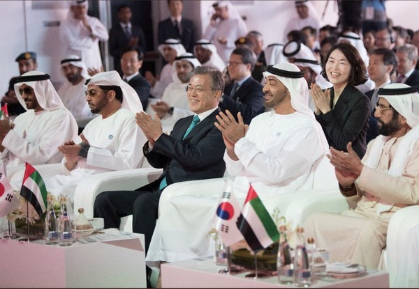 아랍에미리트 공식 방문 중인 문재인 대통령 (왼쪽에서 3번째)이 2018년 26일 바라카 원전 1호기 건설 완공행사에서 모하메드 빈 자예드 알 나얀 왕세자와 박수를 치고 있다.