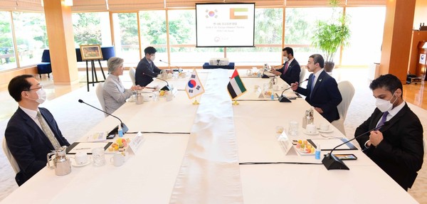 강경화 외교부 장관 (왼쪽에서 2번째)이 2020년 7월10일 서울에서 압둘라 빈 자이드 알 나흐얀 UAE 외교장관 (오른쪽에서 2번째)과 회담하고 있다.