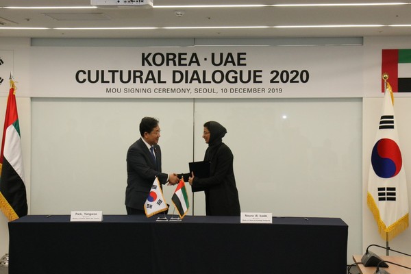 박양우 문화체육관광부 장관 (왼쪽)이 2019년 12월 10일 서울에서 열린 ‘한-UAE 상호 문화교류 협약식에서 누라 알 카비 아랍에미리트(UAE) 문화지식개발부 장관과 협약서에 서명한 뒤 악수를 하고 있다.