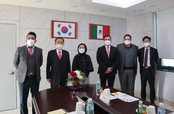 한국유나이티드제약과 멕시코 보건복지청관계자들이 항암제 공급을 위한 논의