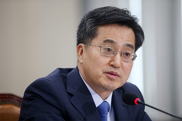 Former Deputy Prime Minister Kim Dong-yeon