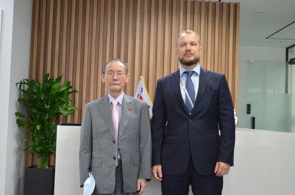Oleg Pirozhenko (right), Head of the Economy Division of the Trade Representation of the Russian Federation in Korea and The Korea Post Publisher-Chairman Lee Kyung-sik