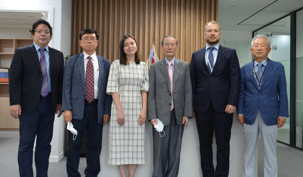 Oleg Pirozhenko (second from right), Head of the Economy Division of the Trade Representation of the Russian Federation in Korea, Korea Post Publisher-Chairman Lee Kyung-sik (third from right) and other guests pose for the camera after holding talks. The others are (from left) The Korea Post Deputy Managing Editor Sung Jung-wook, Managing Editor Kevin Lee, Karina Khalikova (Еxpert of the Trade Representation of the Russian Federation in Korea), and The Korea Post Vice Chairman Jang Chang-yong (far right).