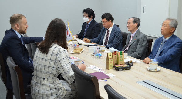 Oleg Pirozhenko (left), Head of the Economy Division of the Trade Representation of the Russian Federation in Korea, discusses with The Korea Post Publisher-Chairman Lee Kyung-sik (second from right) and other Korea Post staffers on the economic cooperation between Korea and Russia at the Trade representation office in Seoul on June 25.