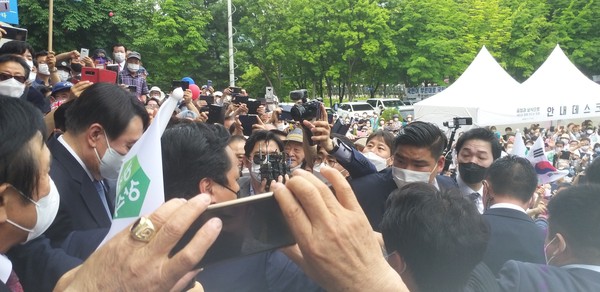 윤석열 전 검찰총장 (왼쪽에서 두번째)이 수많은 군중들을 뚫고 대선 출마 기자회견장으로 가고 있다.
