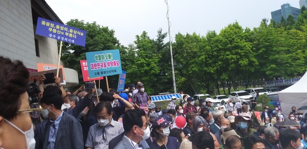 수많은 윤석열 전 검찰총장 지지자들과 취재기자들이 윤 전 총장의 대선출마 선언문 낭독을 듣고 있다.