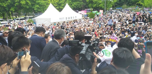 Numerous supporters, photographers and reporters gather at the Yun Bong-gil Memorial Hall in Seocho-gu, Seoul where former Prosecutor General Yoon Seok-yeol announced his run for the Presidency.