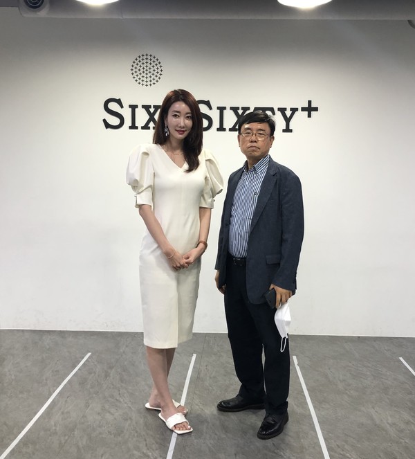 Lee Young-ji (left), chairperson of Global K Model Association, and Korea Post Managing Editor Kevin Lee pose for the camera after holding an interview in front of the Six & Sixty Plus Academy in Seoul.