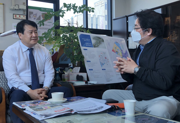 CEO Kim Soo-woo(left) answers to questions raised by Korea Post Deputy Managing Editor Sung Jung-wook.