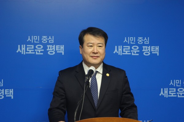 CEO Kim Soo-woo makes a briefing on the Brain City status in Pyeongtaek City.