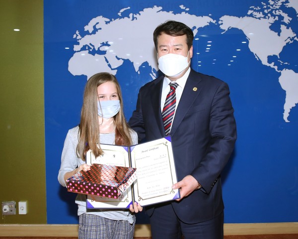CEO Kim Soo-woo(right) poses for the camera with the winner of the Korea-U.S. Children's Art Contest.