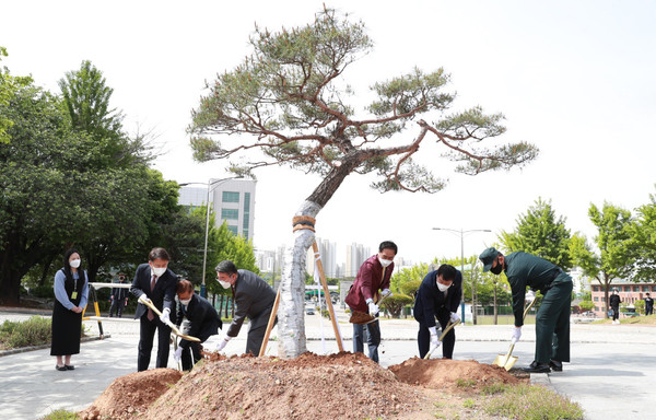 A commemorative planting event is held at Pyeongtaek University in 2021.