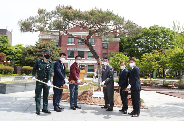 김수우 브레인시티 대표(왼쪽에서 두번째)와 정장선(왼쪽에서 세번째) 경기도 평택시장이 평택대에 기념 식수 행사에서 기념촬영하고 있다.