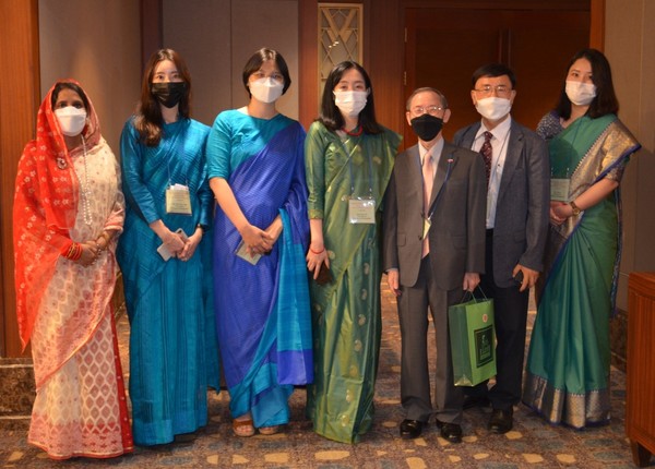 Korea Post Publisher-Chairman Lee Kyung-sik, Managing Editor Kevin Lee and Jane An, social secretary to Amb. Abida Islam of Bangladesh (third, second and fourth from right, respectively), and other staffers at the Embassy of Bangladesh take a commemorative photo at a reception hall in Lotte Hotel in Seoul.