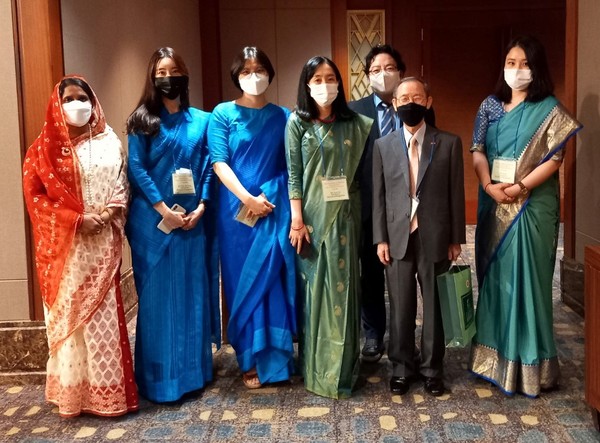Korea Post Publisher-Chairman Lee Kyung-sik, Deputy Managing Editor Sung Jung-wook and Jane An, social secretary to Amb. Abida Islam of Bangladesh (second, third and fourth from right, respectively), and other staffers at the Embassy of Bangladesh takes a commemorative photo at a reception hall in Lotte Hotel in Seoul.