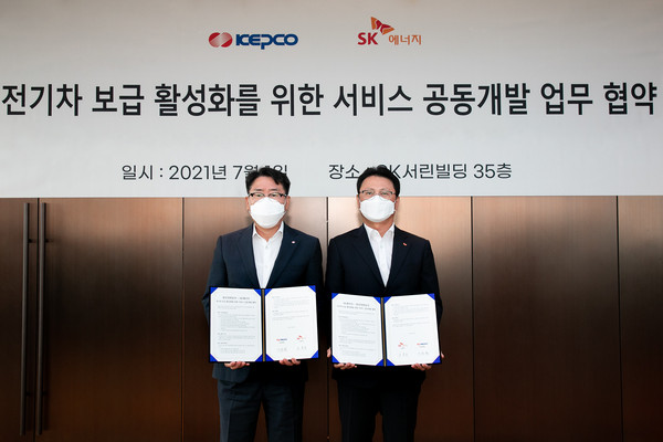 한국전력과 SK에너지가 국내 전기차 보급 활성화를 위한 서비스 공동개발 업무협약을 체결했다. 사진은 (왼쪽부터) 한국전력 이종환 사업총괄부사장, SK에너지 오종훈 P&M CIC 대표.