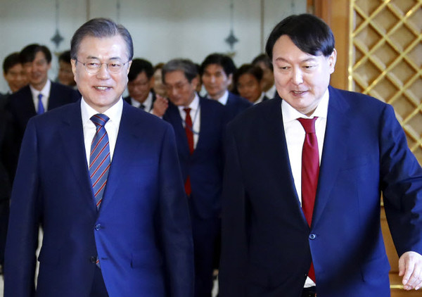 President Moon Jae-in (left) walks together in a very friendly atmosphere at the Presidential Mansion of Cheong Wa Dae in Seoul with the then just-appointed Prosecutor General Yoon Suk-yeol on July 25, 2019. However, Moon seemingly lost interest in Yoon with the passage of time perhaps on tips provided by some of the leaders of the ruling Democratic Party, who supported the then Justice Minister Madam Choo Mi-ae who eventually left the post under the pressure of the general public discontent with her ‘ill-justified’ attacks against Yoon.
