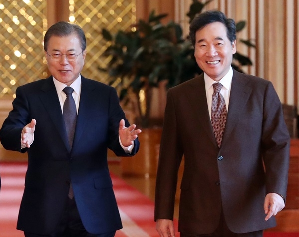 Third-place winner, former Chairman Lee Nak-youn (right) of the ruling Democratic Party. Lee is known as a ‘very reasonable’ person and won many supporters during his tenure of office as the governor of Jeollanam-do Province. A seasoned former journalist, Lee is also very friendly toward  international residents, including the ambassadors in Seoul.