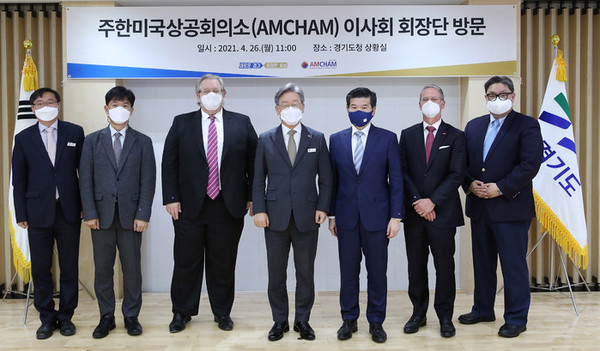 Gyeonggi Province Governor Lee Jae-myung (center) poses for the camera with Chairman James Kim of the American Chamber of Commerce Korea (third from right), Chairman Jeffrey Jones of the AMCHAM Board of Directors (third from left), and other leading members of AMCHAM after holding an informal meeting.