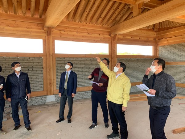 Damyang County Governor Choi Hyung-sik (second from right) makes on-site inspection at the History Museum.