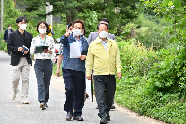 Damyang County Mayor Choi Hyang-sik (front on the right) inspects the construction site of Daeyaje Nuri-gil