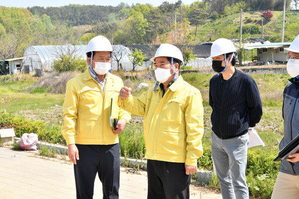 Damyang County Mayor Choi Hyang-sik (second from left) visits the construction site of the National Sports Center health center.
