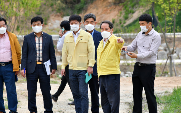 Damyang County Governor Choi Hyung-sik (second from the right) instructs during his on-site inspection of Gogaje.