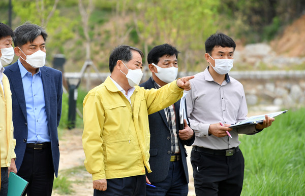 Damyang County Governor Choi Hyung-sik (center) points with his hand while making on-site inspection of Gogaje.