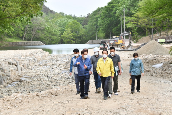 Damyang County Governor Choi Hyung-sik (third from right) conducts an on-site inspection of Hanjaegol.