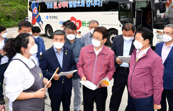 Gyeongsangbuk-do Governor Lee Cheol-woo (second from right, front line) talks with an official of the Saebam Happy Bus at a field meeting on May 21, 2021.