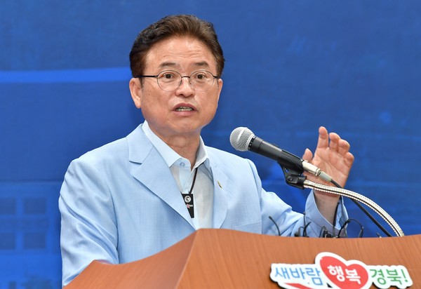 Gyeongsangbuk-do Governor Lee Cheol-woo says he will focus on improving people's livelihoods at a press conference to mark the 3rd anniversary of his inauguration at Hwabaekdang in the Gyeongbuk Provincial Office.