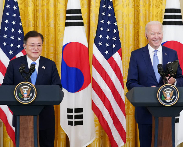 President Moon Jae-in (left) and U.S. President Joe Biden hold a joint press conference after holding the summit in the U.S. on May 21, 2021.